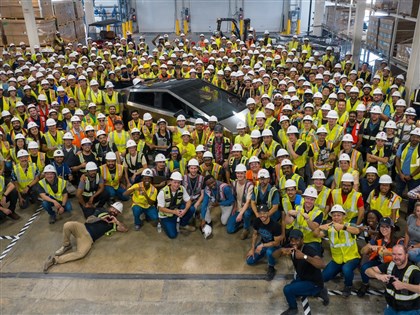 特斯拉生產首輛電動皮卡Cybertruck 頂級款時速0到100公里不用3秒